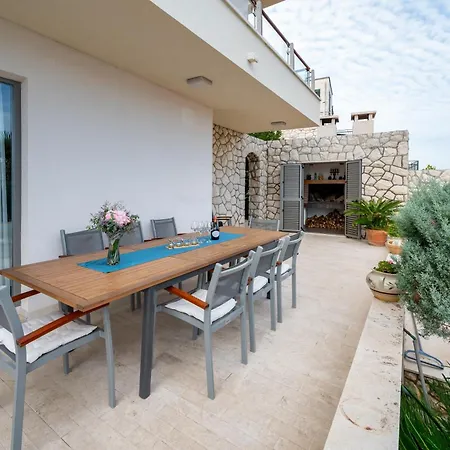 빌라 Mirjana - Exclusive Beachfront 6 Bedroom With Pool 트로기르