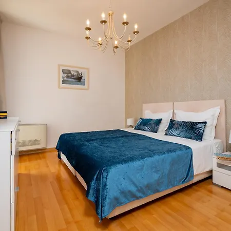 Mirjana - Exclusive Beachfront 6 Bedroom With Pool * 트로기르