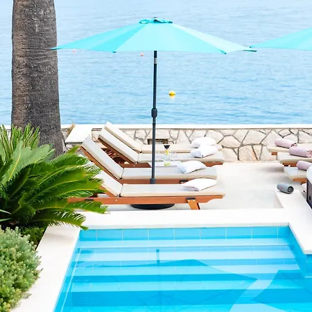 빌라 Mirjana - Exclusive Beachfront 6 Bedroom With Pool 트로기르