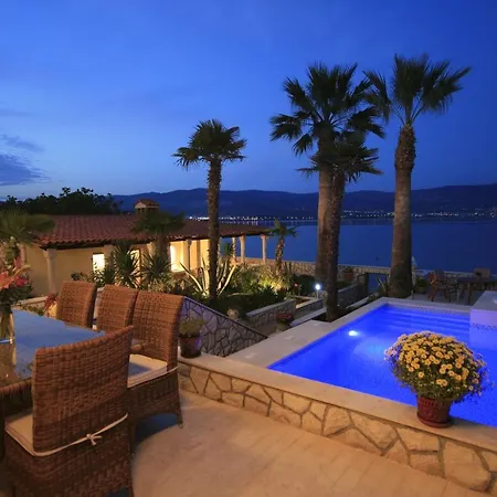 Mirjana - Exclusive Beachfront 6 Bedroom With Pool 빌라
