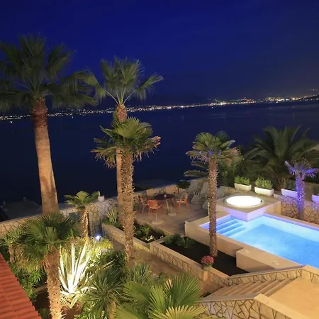 Mirjana - Exclusive Beachfront 6 Bedroom With Pool * 트로기르