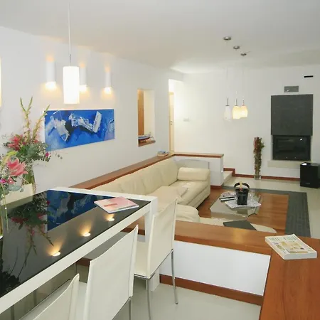 Mirjana - Exclusive Beachfront 6 Bedroom With Pool 빌라 트로기르